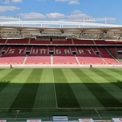 Bild vergr&ouml;&szlig;ern: Aussicht auf das Spielfeld und die Trib&uuml;nen