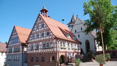 Bild vergr&ouml;&szlig;ern: Der Haiterbacher Marktplatz mit dem 1945 zerst&ouml;rten, 1949 wiederaufgebauten Rathaus und der kunsthistorisch bedeutenden Laurentiuskirche.