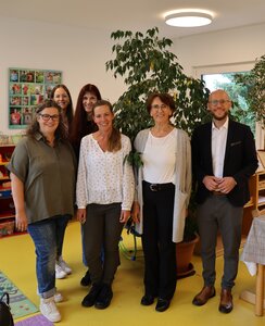 Bild vergr&ouml;&szlig;ern: Staatssekret&auml;rin Dr. Ute Leidig (vordere Reihe, 3. v. l.) und Sozialdezernent Tobias Hau&szlig;mann beim Besuch des Frauenhauses im Kreis Calw. 
