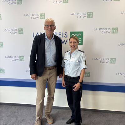 Bild vergr&ouml;&szlig;ern: Jasmin Palmer, seit Juni neue Leiterin des Polizeireviers Calw, tauschte sich im Rahmen ihres Antrittsbesuchs mit Landrat Helmut Riegger u.a. &uuml;ber aktuelle Herausforderungen und Entwicklungspotenziale im Revierbereich aus. 