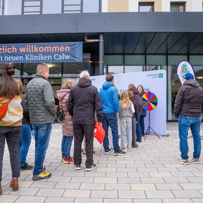 Bild vergr&ouml;&szlig;ern: Unz&auml;hlige Interessierte str&ouml;mten am Sonntag zum Tag der offenen T&uuml;r auf den Gesundheitscampus Calw, um das neue Krankenhaus und die Angebote der Campuspartner kennenzulernen. 