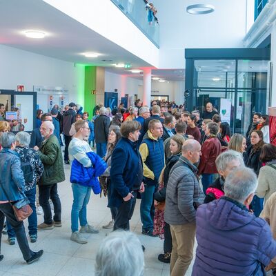 Bild vergr&ouml;&szlig;ern: Unz&auml;hlige Interessierte str&ouml;mten am Sonntag zum Tag der offenen T&uuml;r auf den Gesundheitscampus Calw, um das neue Krankenhaus und die Angebote der Campuspartner kennenzulernen._