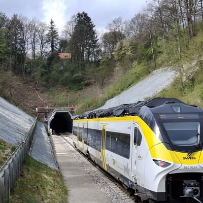 Bild vergr&ouml;&szlig;ern: Ab diesem Samstag, 5. September 2026, verkehren die Z&uuml;ge der Hermann-Hesse-Bahn wieder mit ihrer fahrplanm&auml;&szlig;igen Geschwindigkeit.