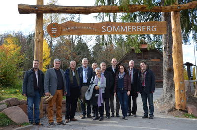 Bild vergrößern: Die Griechische Delegation beim Besuch des Baumwipfelpfads in Bad Wildbad.