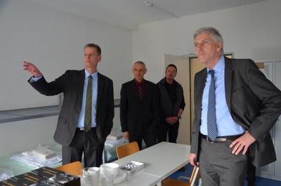 Bild vergr&ouml;&szlig;ern: Riegger besucht Fl&uuml;chtlinge in Bad Wildbad und Dobel, Besuch_GU Dobel 