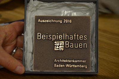 Bild vergr&ouml;&szlig;ern: Die ausgezeichneten Objekte d&uuml;rfen sich mit einer Plakette der Architektenkammer Baden-W&uuml;rttemberg schm&uuml;cken.