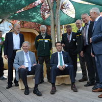 Bild vergr&ouml;&szlig;ern: Landrat Helmut Riegger und Minister Peter Hauk beim Probesitzen