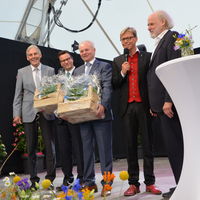 Bild vergr&ouml;&szlig;ern: Minister Peter Hauk und Geburtstagskind Norbert Mai freuen sich &uuml;ber das Pr&auml;sent des Landkreises