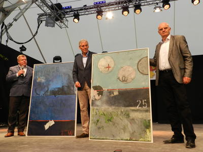 Bild vergr&ouml;&szlig;ern: Aus den H&auml;nden von Landrat Helmut Riegger erhielten die G&auml;ste Bilder, in denen die Altensteiger Malerin Birgit R&uuml;hle Bild- und Textmotive aus den Landkreisen in abstrakter Weise verarbeitet hat