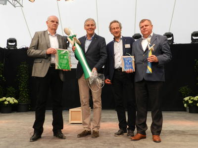 Bild vergr&ouml;&szlig;ern: Auch die Delegation des Landkreises Mittelsachsen &uuml;berreichte den Partnern Geschenke. 