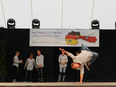 Bild vergr&ouml;&szlig;ern: Akrobatisch ging es beim Break Dance-Auftritt der Tanzfreunde Althengstett zu