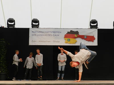 Bild vergrößern: Akrobatisch ging es beim Break Dance-Auftritt der Tanzfreunde Althengstett zu