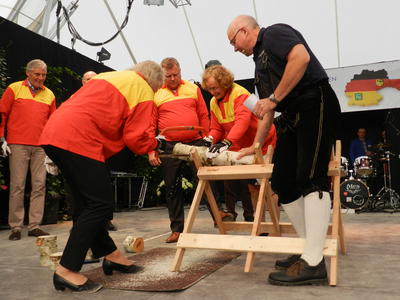 Bild vergr&ouml;&szlig;ern: Mit vereinten Kr&auml;ften und unter den strengen Blicken von Landrat Waldemar Dombek und Moderator Uwe G&ouml;bel zeigten die Calwer Kreisr&auml;tin Dr. Ursula Utters und Maria Owczarzak-Siejko aus Polen beim Wetts&auml;gen ihr K&ouml;nnen.