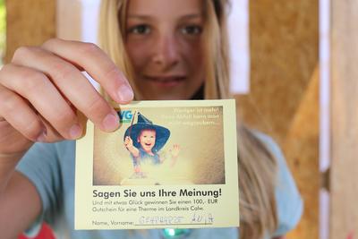 Bild vergr&ouml;&szlig;ern: Die Gl&uuml;cksfee Emelie Faa&szlig; verhalf Frau Gerhardt zu einem Thermen-Gutschein.