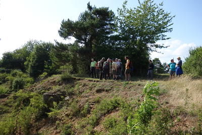 Bild vergr&ouml;&szlig;ern: Beim diesj&auml;hrigen Erfahrungsaustausch der Naturschutzwarte des Landkreises Calw stand eine F&uuml;hrung durch das Naturschutzgebiet &raquo;Egenh&auml;user Kapf mit B&ouml;mbachtal&laquo; auf dem Programm.