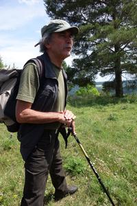 Bild vergr&ouml;&szlig;ern: Naturschutzwart und Schwarzwald-Guide Karl-Heinz G&auml;n&szlig;le zeigte den Teilnehmern die Besonderheiten des Naturschutzgebiets &raquo;Egenh&auml;user Kapf mit B&ouml;mbachtal&laquo;.  