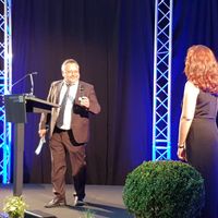 Bild vergr&ouml;&szlig;ern: Gastgeber Reiner Wolf (Fa. vapic, Oberhaugstett) und Wirtschaftsf&ouml;rderin Sophie Schumann bei der Er&ouml;ffnung des Abends.