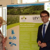 Bild vergr&ouml;&szlig;ern: Staatssekret&auml;rin Friedlinde Gurr-Hirsch (MLR) und Staatssekret&auml;r Dr. Andre Baumann (UM) bei der Ausstellung des LEV Landkreis Calw e.V. auf der Gartenschau Bad Herrenalb.