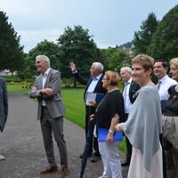 Bild vergr&ouml;&szlig;ern: Die Kreisbesichtigung startete mit einem Rundgang &uuml;ber das Gel&auml;nde der Gartenschau Bad Herrenalb.