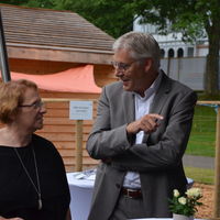 Bild vergr&ouml;&szlig;ern: Im Gespr&auml;ch: Landrat Helmut Riegger erl&auml;utert Regierungspr&auml;sidentin Nicolette Kressel die Bedeutung des Tourismus f&uuml;r den Kreis.