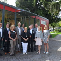 Bild vergr&ouml;&szlig;ern: Gruppenbild vor dem Landkreispavillion - mit dabei: Die B&uuml;rgmeisterin Nych aus Enzkl&ouml;sterle, B&uuml;rgermeister Mai (Bad Herrenalb), Mack (Bad Wildbad) und Schaack (Dobel) sowie Touristiker aus unterschiedlichen Gemeinden.