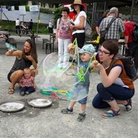 Bild vergr&ouml;&szlig;ern: Der Fachdienst Fr&uuml;he Hilfen brachte den Kindern Reisenseifenblasen mit.