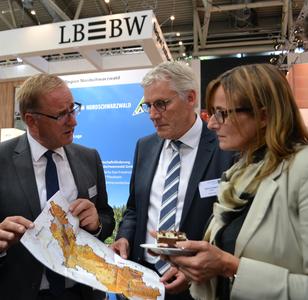 Bild vergr&ouml;&szlig;ern: Jochen Protzer, Gesch&auml;ftsf&uuml;hrer der Wirtschaftsf&ouml;rderung Nordschwarzwald GmbH (WFG), Landrat Helmut Riegger, Katrin Sch&uuml;tz, Staatssekret&auml;rin im Ministerium f&uuml;r Wirtschaft, Arbeit und Wohnungsbau des Landes Baden-W&uuml;rttemberg
