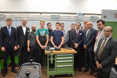 Bild vergr&ouml;&szlig;ern: Im Rahmen seines Deutschlandbesuchs informierte sich der indische Staatsminister Dr. Kodumudi P. Krishnan im Berufsschulzentrum Nagold &uuml;ber das Modell der Dualen Ausbildung.
