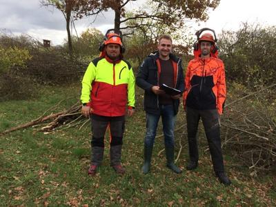 Bild vergr&ouml;&szlig;ern: Philipp Beck (Mitte) vom Landschaftserhaltungsverband Landkreis Calw e. V. bespricht mit Landschaftspflegeunternehmer Philip H&auml;berle (links) und seinem Mitarbeiter Marcel Hettich (rechts) vor Ort eine Geh&ouml;lzpflegema&szlig;nahme. 