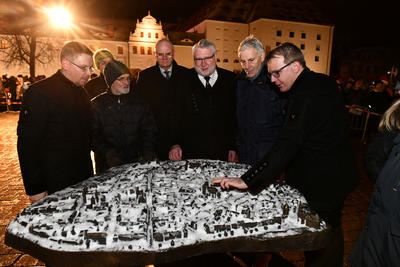 Bild vergr&ouml;&szlig;ern: (v.l.) Steve Ittershagen (s&auml;chsischer Landtagsabgeordneter), Kreisrat Johannes Schwarz, Kreisrat Manfred Senk, Lothar Beier (Erster Beigeordneter des Landkreises Mittelsachsen),  Landrat Matthias Damm, Landrat Helmut Riegger und der Freiberger Oberb&uuml;rgerm