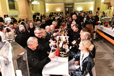 Bild vergr&ouml;&szlig;ern: Im Anschluss an die Bergparade fanden sich alle Teilnehmer in der Freiberger Nikolai-Kirche ein, wo im Rahmen der Mettenschicht ein gemeinsames Abendessen stattfand. 