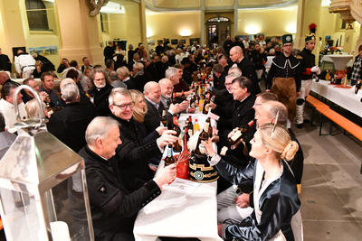 Bild vergrößern: Im Anschluss an die Bergparade fanden sich alle Teilnehmer in der Freiberger Nikolai-Kirche ein, wo im Rahmen der Mettenschicht ein gemeinsames Abendessen stattfand. 