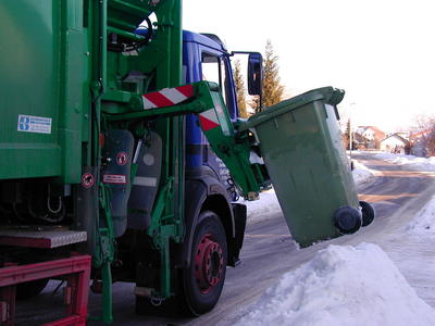 Bild vergrößern: Schnee und Kälte behindern die Müllabfuhr.