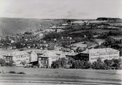 Bild vergr&ouml;&szlig;ern: Geb&auml;ude der Luftfahrtger&auml;te-GmbH (Lufag) mit Tarnanstrich aus dem Jahr 1944, in dessen R&auml;umlichkeiten es von Januar bis April 1945 ein Au&szlig;enlager des KZ Natzweiler gab