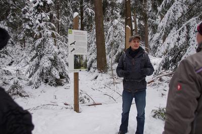Bild vergrößern: Olaf Späth entwickelte den über LEADER geförderten Weißtannen-Erlebnispfad in Schömberg und hatte im Anschluss an die Aktionsgruppensitzung viel Interessantes und Wissenswertes über den Charakterbaum des Schwarzwalds - die Weißtanne - zu berichten.