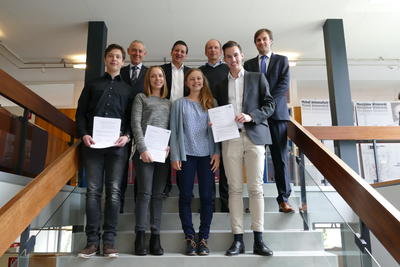 Bild vergr&ouml;&szlig;ern: v.l.Lukas Scherer, Sozialdezernent Norbert Weiser, Katharina Richter, Dr. Adrian Hettwer, Hannah Riedel, Prof. Martin Oberhoff, Dominik Orth und der Erste Landesbeamte Zeno Danner