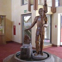 Bild vergr&ouml;&szlig;ern: Florians-Statue im Feuerwehr-Hotel am Titisee