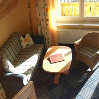Bild vergr��ern: Familienzimmer Calw, Sitzgruppe, im Feuerwehr-Hotel in Titisee