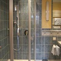 Bild vergr��ern: Familienzimmer Calw, obere Ebene, Dusche, im Feuewehr-Hotel in Titisee