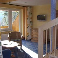 Bild vergr��ern: Familienzimmer Calw, untere Ebene, Wohnzimmer, im Feuerwehr-Hotel in Titisee