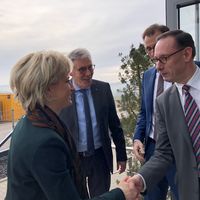 Bild vergrößern: Christoph Perrot begrüßt die Wirtschaftsministerin und Landrat Helmut Riegger in seiner Firma.