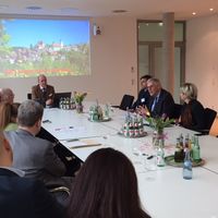 Bild vergrößern: Diskussionsrunde im Rathaus Altensteig zum Thema Städtebau.