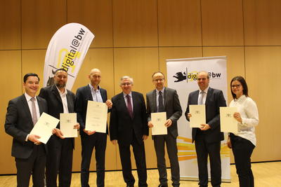 Bild vergr&ouml;&szlig;ern: BM Klaus Mack (Bad Wildbad), Bernd Land und Andreas Kn&ouml;rle (Eigenbetrieb Breitband Landkreis Calw), MD Julian W&uuml;rtenberger, BM Markus Wendel (Bad Teinach-Zavelstein),  BM Matthias Leyn (Sch&ouml;mberg) und Anna-Lena K&uuml;bel (Eigenbetrieb Breitband Landkreis Calw