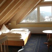 Bild vergr��ern: Familienzimmer Calw, obere Ebene, Schlafzimmer, im Feuerwehr-Hotel in Titisee