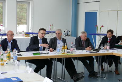 Bild vergr&ouml;&szlig;ern: Im Rahmen des Kreisbesuchs diskutierten Bernd Murschel MdL (l.) und Andreas Schwarz MdL, Fraktionsvorsitzender der Landtagsfraktion B&uuml;ndnis 90/Die Gr&uuml;nen (2. v. l.), mit B&uuml;rgermeistern, Kreisr&auml;ten und Dezernenten des Landratsamts Calw &uuml;ber aktuelle Themen
