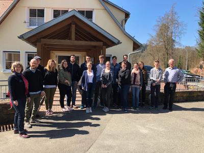 Bild vergr&ouml;&szlig;ern: Gertrud Gandenberger (Studienleiterin Intern. Forum Burg Liebenzell), Tobias Hau&szlig;mann (Beauftragter f. EU-Angelegenheiten des Landkreises Calw), Auszubildende der Landkreisverwaltung & der Kreiskommunen sowie Politologe J&uuml;rgen Lutz .