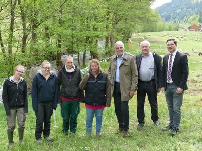 Bild vergr&ouml;&szlig;ern: v.l.: Lena Fr&ouml;schle, Franziska Fr&ouml;schle, Christine Schraft (geb. Fr&ouml;schle), Karin Fr&ouml;schle, Landrat Helmut Riegger, Reinhold Rau (Dezernent f&uuml;r Land- und Forstwirtschaft, Verbraucherschutz im Landratsamt Calw) und Klaus Mack, B&uuml;rgermeister der Stadt Bad W