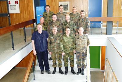 Bild vergr&ouml;&szlig;ern: Im Rahmen ihrer Zusammenarbeit tauschen sich Vertreter des Landratsamts Calw und des Kreisverbindungskommandos der Bundeswehr in Calw regelm&auml;&szlig;ig aus.
