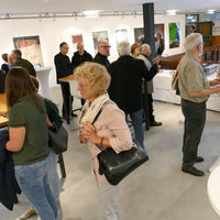 Bild vergr&ouml;&szlig;ern: Nach dem offiziellen Teil der Vernissage blieb f&uuml;r die G&auml;ste noch Zeit f&uuml;r einen Rundgang und um sich auszutauschen