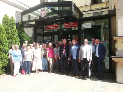 Bild vergr&ouml;&szlig;ern: Die Reisegrupp vor dem Landratsamt in Gleiwitz mit Landrat Waldemar Dombek (4.v.r.).